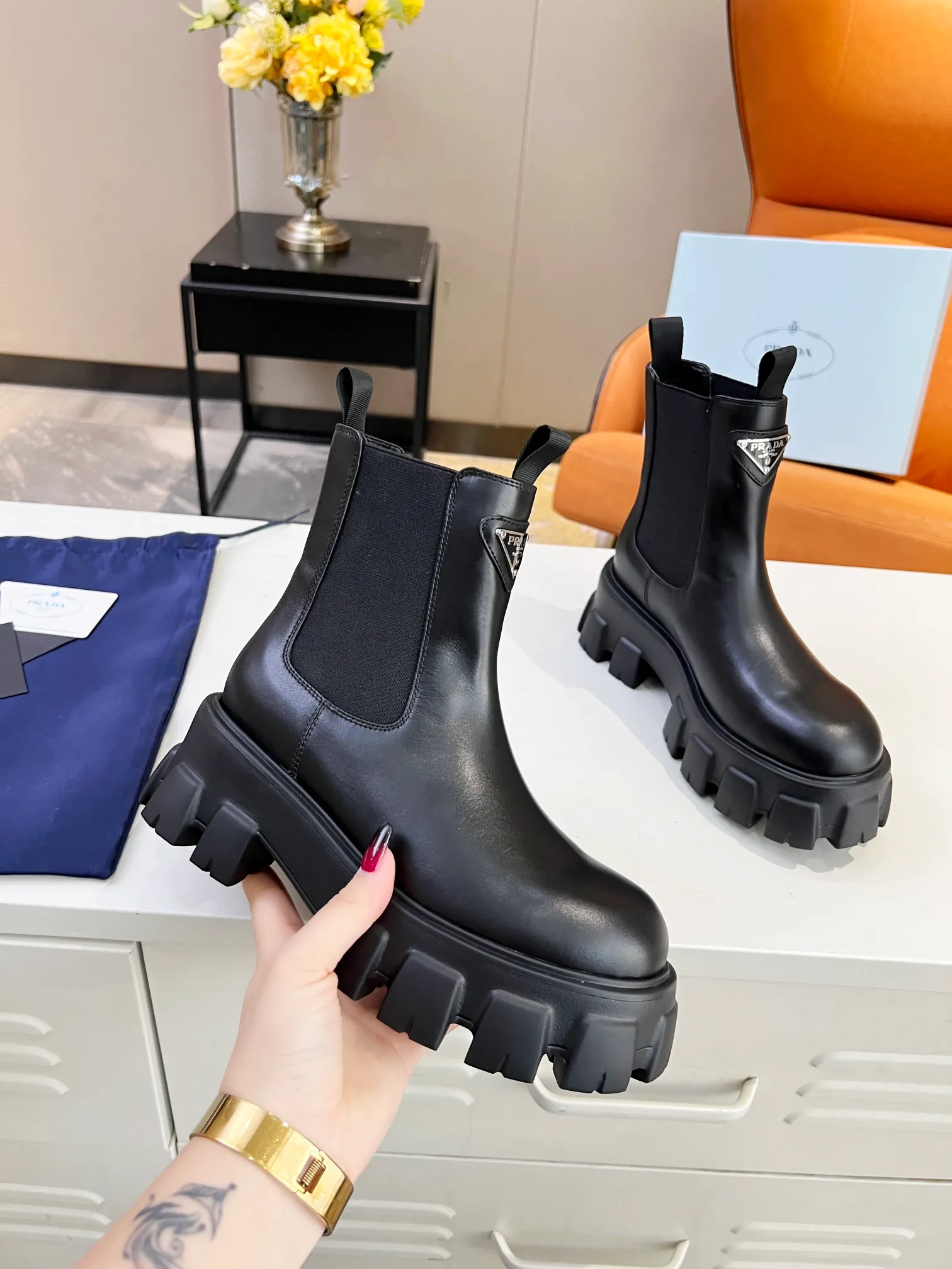 👟👟Ex-factory price 560👟👟 Top level🔝2023 SSS launches Prada short boots series🌲🌲 🆚🆚🆚 💥PRADA's early autumn and winter T-stage catwalk show is the same style as "Dreams never sleep". Prada can use it on important occasions. The fresh style has a little extravagant feeling, and it is perfect on the feet. 💃💃Wear it with these shoes. Elegant, crystal clear, and various accessories and materials are exclusively customized one-to-one, so that there is no distance from the original version. The entire series is a combination of exciting and unexpected elements, allowing you to appreciate the ever-changing style of the Prada girl. 1⃣ Upper: imported calfskin, 2⃣ Lining: imported sheepskin lining 3⃣ Outsole: Italian original TPU foam outsole, available in 5 colors, code number 35-41